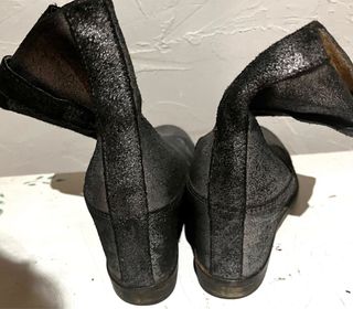 Botines cuña piel gris brillante