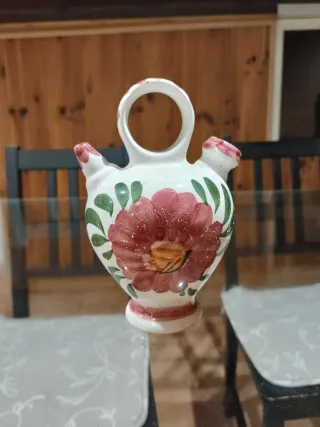 Jarrón de cerámica con flor roja