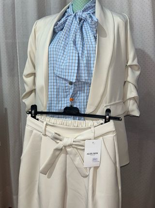 Conjunto blazer y pantalón beige