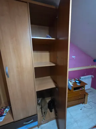 Armario de madera con cajones