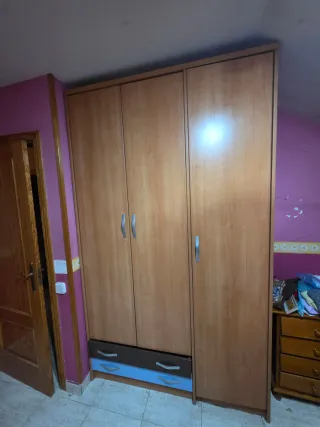 Armario de madera con cajones