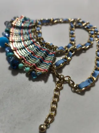 Collar bisutería con cuentas y cadena dorada