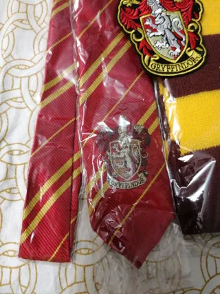 Bufanda, parche y Corbata Gryffindor Harry Potter