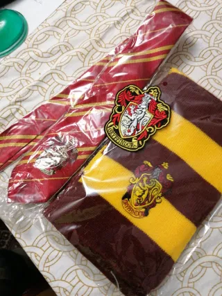 Bufanda, parche y Corbata Gryffindor Harry Potter