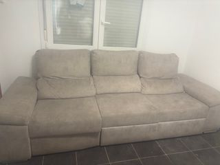 Sofá de tela beige y gris