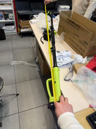 Tijeras de podar inalámbricas y motosierra, pértig