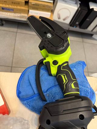 Tijeras de podar inalámbricas y motosierra, pértig