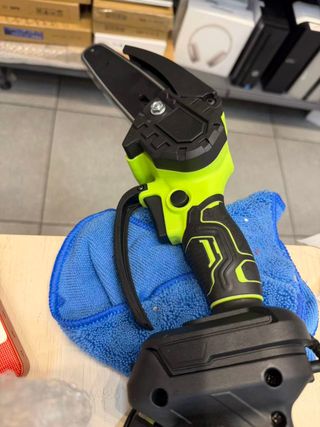 Tijeras de podar inalámbricas y motosierra, pértig