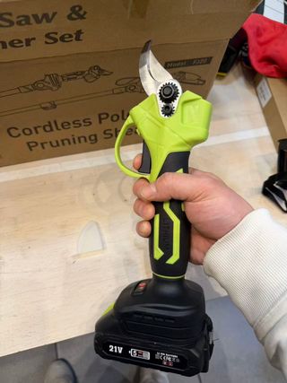 Tijeras de podar inalámbricas y motosierra, pértig