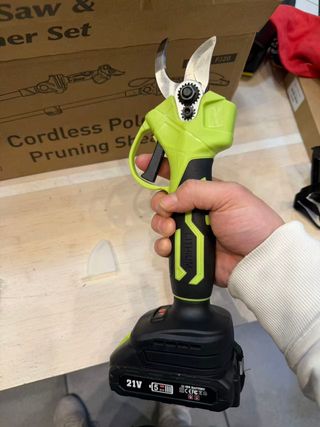 Tijeras de podar inalámbricas y motosierra, pértig