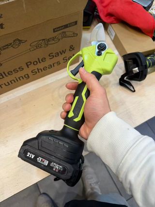 Tijeras de podar inalámbricas y motosierra, pértig
