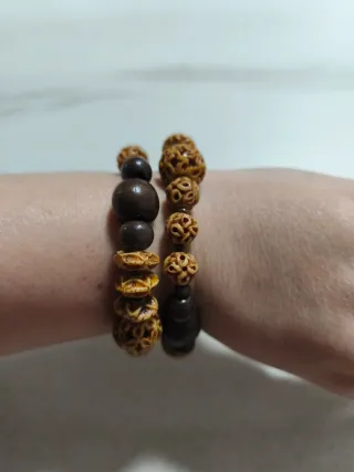 Pulsera de cuentas de madera y resina