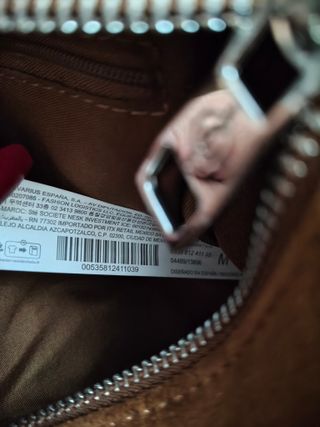 Bolso con tachuelas plateadas