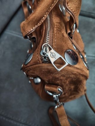 Bolso con tachuelas plateadas