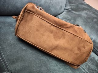 Bolso con tachuelas plateadas