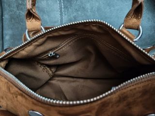 Bolso con tachuelas plateadas