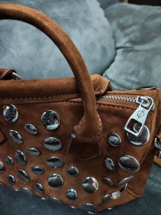 Bolso con tachuelas plateadas