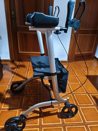 Andador plegable con sillón, bolsa y reposabrazos