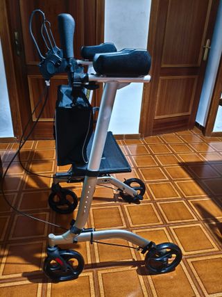 Andador plegable con sillón, bolsa y reposabrazos