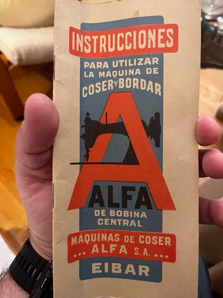 Máquina de coser antigua Alfa