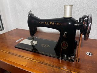 Máquina de coser antigua Alfa