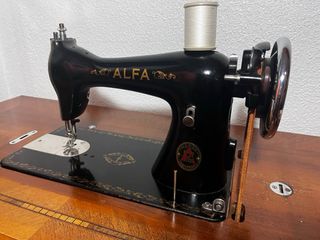 Máquina de coser antigua Alfa