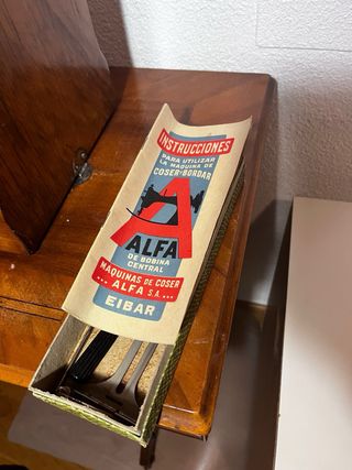 Máquina de coser antigua Alfa