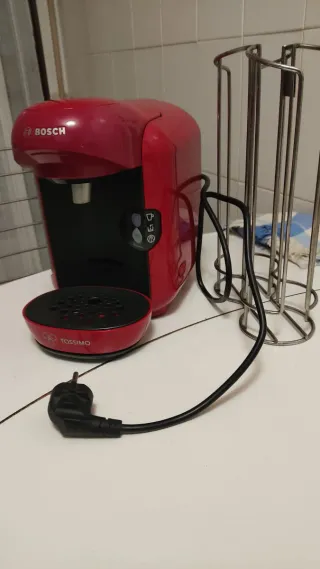 Cafetera Tassimo Bosch Roja y expositor cápsulas