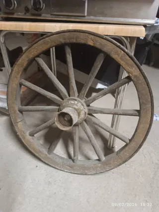 Rueda de carro antigua de madera
