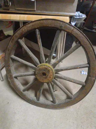 Rueda de carro antigua de madera