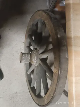 Rueda de carro antigua de madera