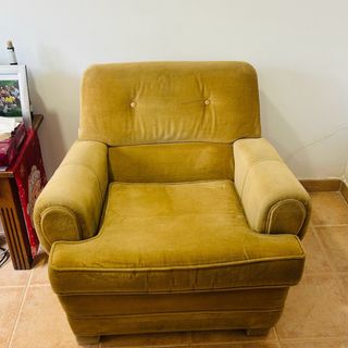 Sillón de terciopelo amarillo