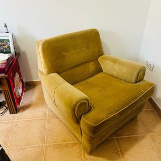 Sillón de terciopelo amarillo