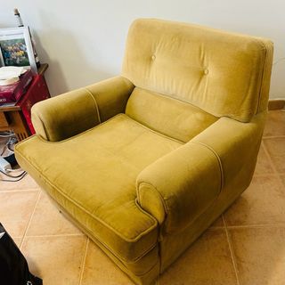 Sillón de terciopelo amarillo