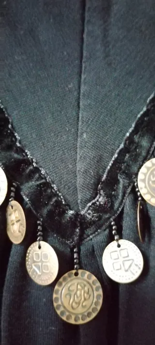 Camiseta negra con adornos dorados