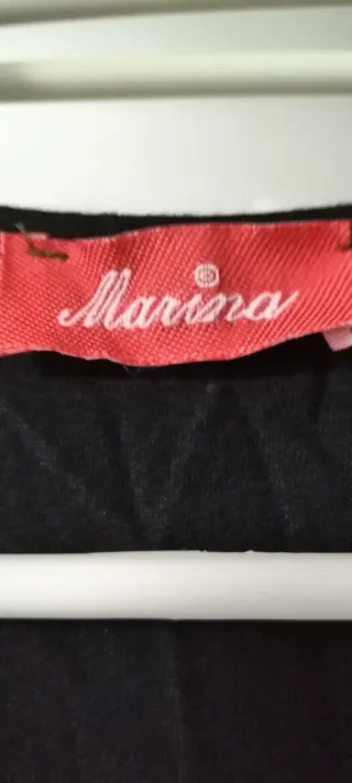 Camiseta negra con adornos dorados