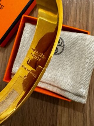 Pulsera  H Beige y Dorada T16