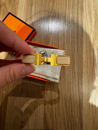 Pulsera  H Beige y Dorada T16