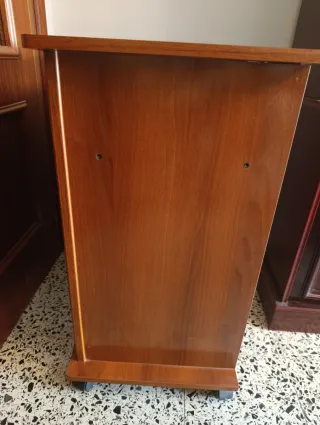 Mueble TV madera maciza con puertas de cristal