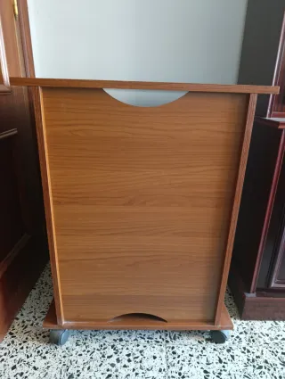 Mueble TV madera maciza con puertas de cristal