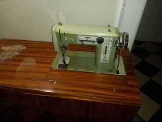 Máquina de coser eléctrica de madera
