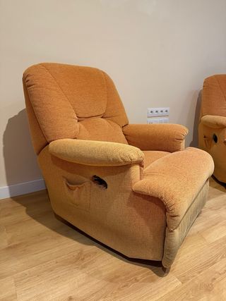 2 sillones reclinables de tela naranja.