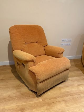 2 sillones reclinables de tela naranja.