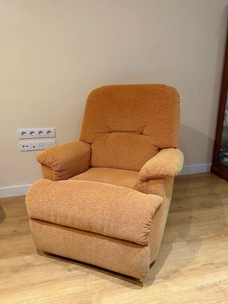 2 sillones reclinables de tela naranja.