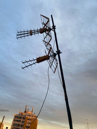 Se regalan ventanas y antena para chatarra La Vila