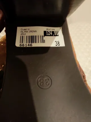 Botines marrones con tachuelas y tacón