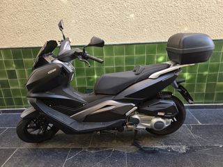 Maxi Scooter Keeway Negra y Gris