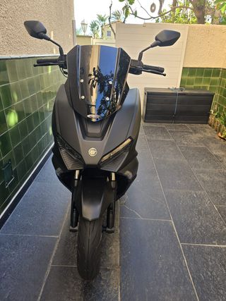 Maxi Scooter Keeway Negra y Gris