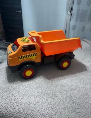 Camión de juguete naranja para niños