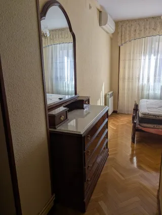 Dormitorio clásico madera y mármol